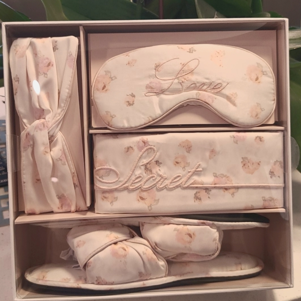 Victoria Secret Bridal Sleep Set